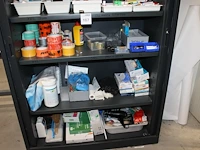 Inhoud magazijnkast w.o. tape, etiketten, kantoormaterialen en handschoenen. - afbeelding 3 van  4