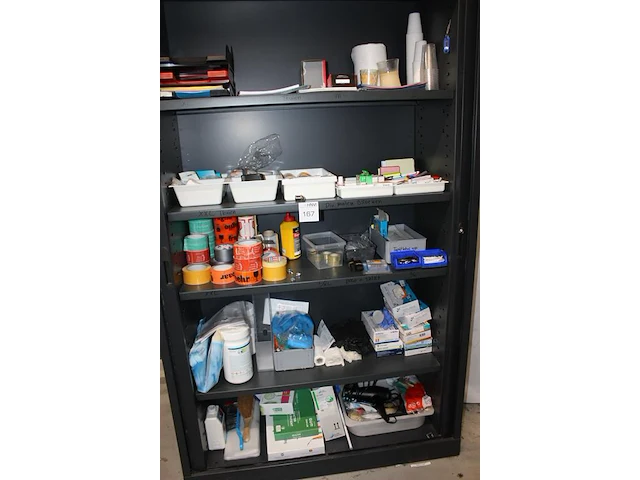 Inhoud magazijnkast w.o. tape, etiketten, kantoormaterialen en handschoenen. - afbeelding 4 van  4