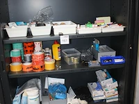 Inhoud magazijnkast w.o. tape, etiketten, kantoormaterialen en handschoenen. - afbeelding 4 van  4