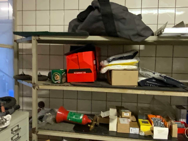 Inhoud magazijnruimte - afbeelding 4 van  22