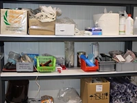 Inhoud magazijnstellingen w.o. wegwerphandschoenen, gekleurd papier, verbanddozen, tissuedispensers, wasmid... - afbeelding 1 van  5