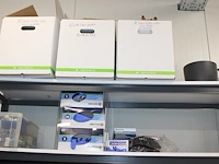 Inhoud magazijnstellingen w.o. wegwerphandschoenen, gekleurd papier, verbanddozen, tissuedispensers, wasmid... - afbeelding 3 van  5