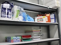 Inhoud magazijnstellingen w.o. wegwerphandschoenen, gekleurd papier, verbanddozen, tissuedispensers, wasmid... - afbeelding 4 van  5