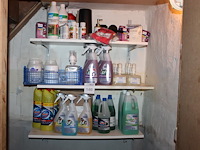 Inhoud poetskast waaronder schoonmaakmiddelen, luchtverfrissers en hygienezakjes. - afbeelding 1 van  2