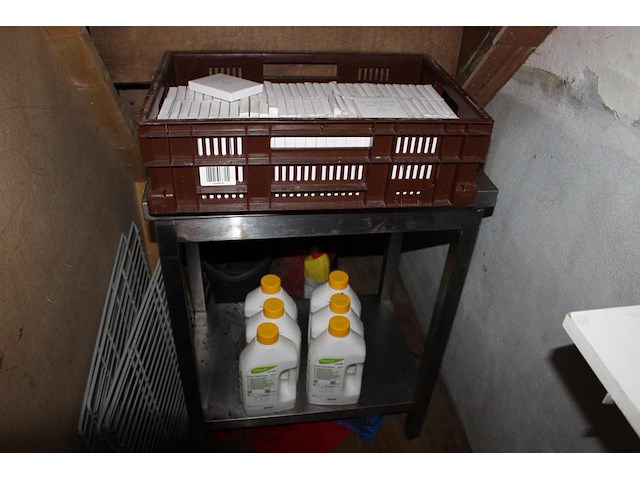 Inhoud poetskast waaronder schoonmaakmiddelen, luchtverfrissers en hygienezakjes. - afbeelding 2 van  2