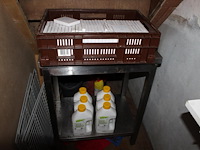 Inhoud poetskast waaronder schoonmaakmiddelen, luchtverfrissers en hygienezakjes. - afbeelding 2 van  2