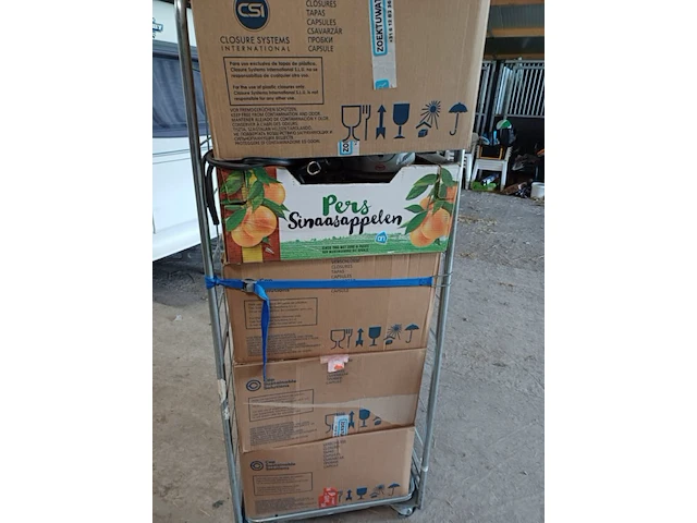 Inhoud rolcontainer met 2e hands en nieuw ex container nummer a - afbeelding 8 van  9