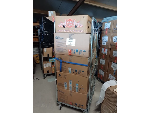Inhoud rolcontainer met 2e hands en nieuw ex container nummer b - afbeelding 1 van  9