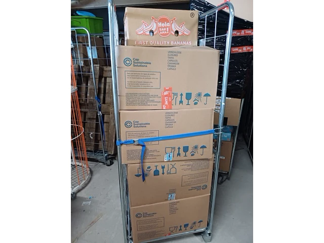 Inhoud rolcontainer met 2e hands en nieuw ex container nummer b - afbeelding 8 van  9