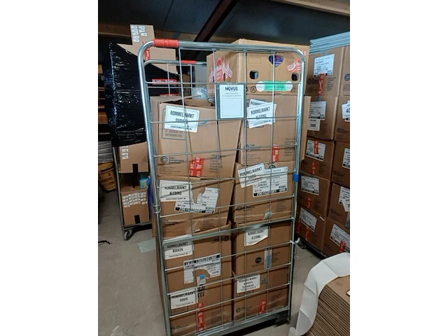 Inhoud rolcontainer met 2e hands en nieuw ex container nummer b - afbeelding 9 van  9