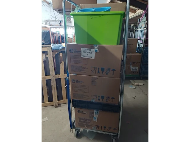 Inhoud rolcontainer met 2e hands en nieuw ex container nummer d - afbeelding 1 van  9