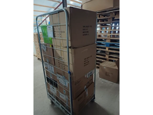 Inhoud rolcontainer met 2e hands en nieuw ex container nummer d - afbeelding 3 van  9