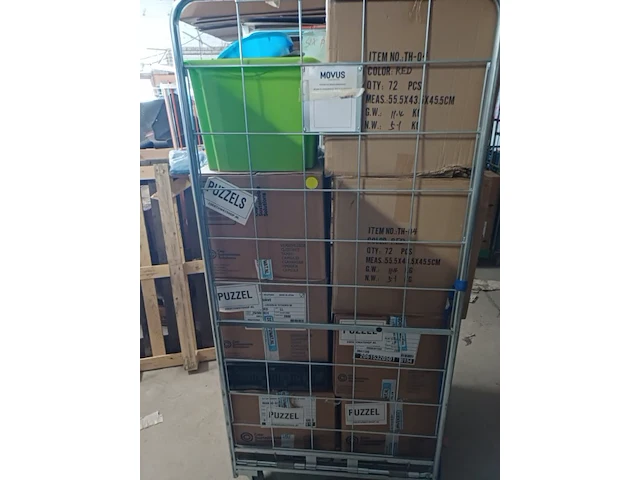 Inhoud rolcontainer met 2e hands en nieuw ex container nummer d - afbeelding 8 van  9