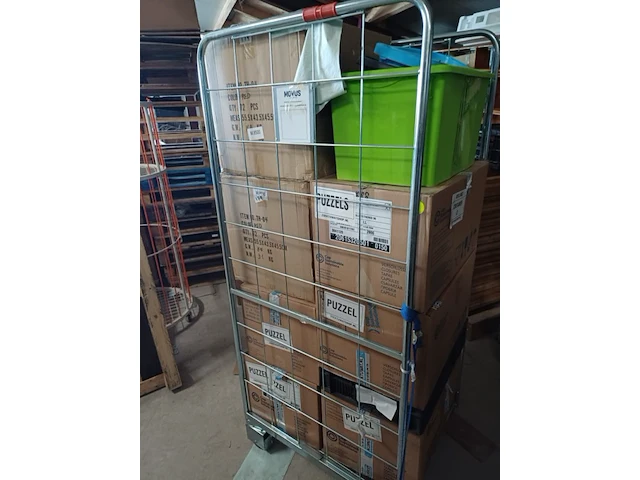 Inhoud rolcontainer met 2e hands en nieuw ex container nummer d - afbeelding 9 van  9