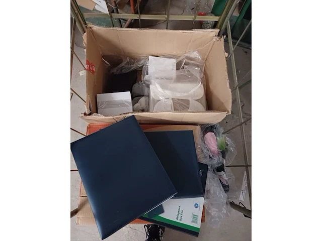 Inhoud rolcontainer met nieuweproducten ex container nummer f - afbeelding 10 van  11