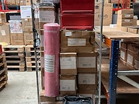 Inhoud rolcontainer met o.a. fitness artikelen/tassen - afbeelding 1 van  7