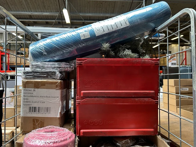 Inhoud rolcontainer met o.a. fitness artikelen/tassen - afbeelding 3 van  7