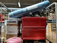 Inhoud rolcontainer met o.a. fitness artikelen/tassen - afbeelding 3 van  7