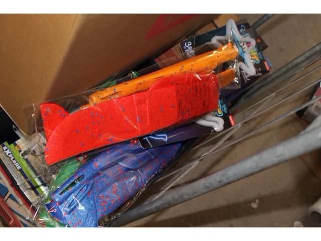 Inhoud rolcontainer oud nieuw retour en overvoorraard ex container - afbeelding 2 van  11