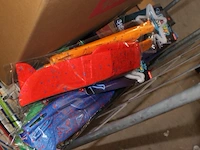 Inhoud rolcontainer oud nieuw retour en overvoorraard ex container - afbeelding 2 van  11