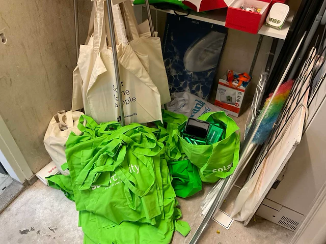 Inhoud ruimte diverse promotie artikelen en gereedschap - afbeelding 20 van  22