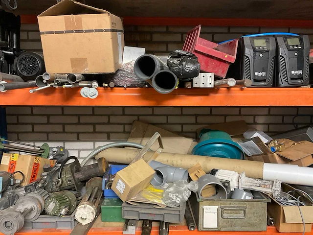 Inhoud ruimte met diverse onderdelen, gereedschappen en accessoires - afbeelding 2 van  26