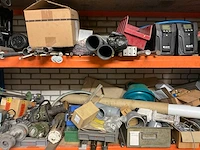 Inhoud ruimte met diverse onderdelen, gereedschappen en accessoires - afbeelding 2 van  26