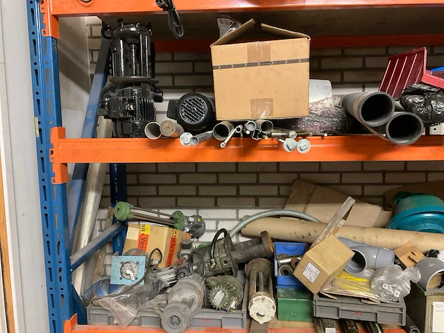 Inhoud ruimte met diverse onderdelen, gereedschappen en accessoires - afbeelding 3 van  26