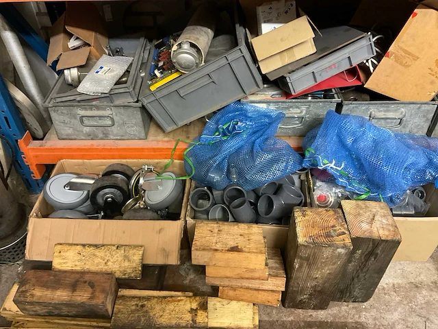 Inhoud ruimte met diverse onderdelen, gereedschappen en accessoires - afbeelding 6 van  26