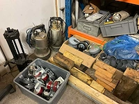 Inhoud ruimte met diverse onderdelen, gereedschappen en accessoires - afbeelding 7 van  26