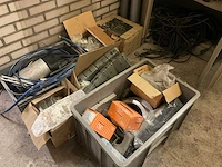 Inhoud ruimte met diverse onderdelen, gereedschappen en accessoires - afbeelding 9 van  26