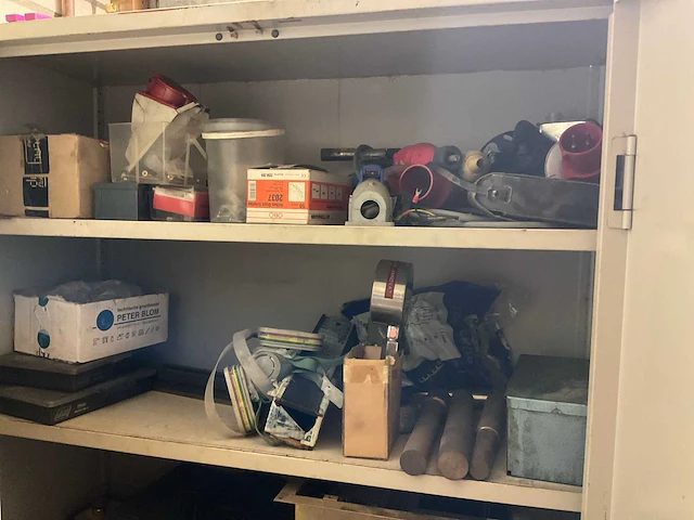 Inhoud ruimte met diverse onderdelen, gereedschappen en accessoires - afbeelding 13 van  26