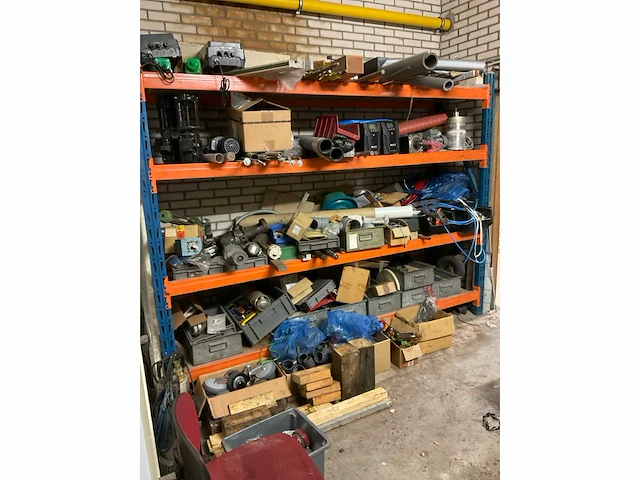 Inhoud ruimte met diverse onderdelen, gereedschappen en accessoires - afbeelding 19 van  26