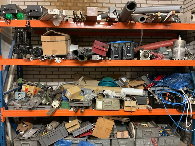 Inhoud ruimte met diverse onderdelen, gereedschappen en accessoires - afbeelding 22 van  26