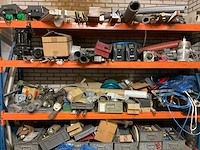 Inhoud ruimte met diverse onderdelen, gereedschappen en accessoires - afbeelding 22 van  26