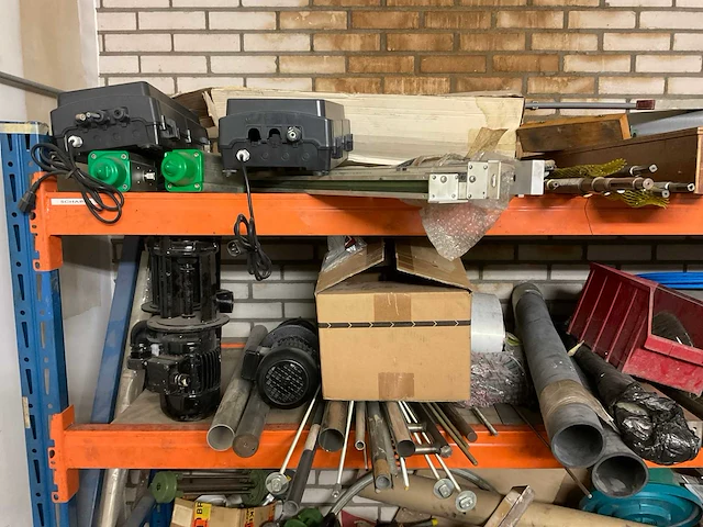 Inhoud ruimte met diverse onderdelen, gereedschappen en accessoires - afbeelding 23 van  26