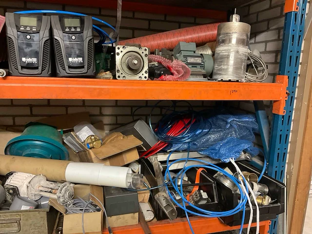 Inhoud ruimte met diverse onderdelen, gereedschappen en accessoires - afbeelding 26 van  26