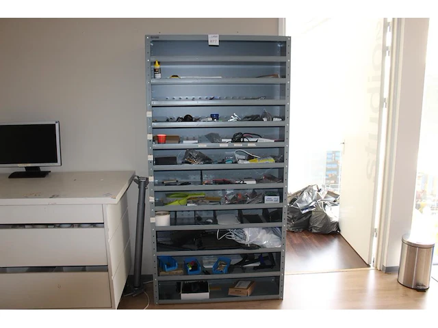 Inhoud schappenkast n877 w.o. diverse telefoon reparatie producten, sd kaarten, kabels enz. - afbeelding 1 van  4