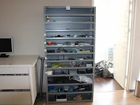 Inhoud schappenkast n877 w.o. diverse telefoon reparatie producten, sd kaarten, kabels enz. - afbeelding 1 van  4