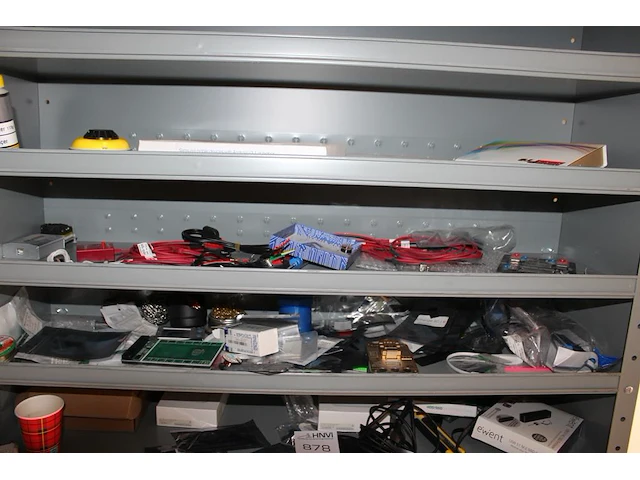 Inhoud schappenkast n877 w.o. diverse telefoon reparatie producten, sd kaarten, kabels enz. - afbeelding 2 van  4