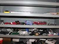 Inhoud schappenkast n877 w.o. diverse telefoon reparatie producten, sd kaarten, kabels enz. - afbeelding 2 van  4