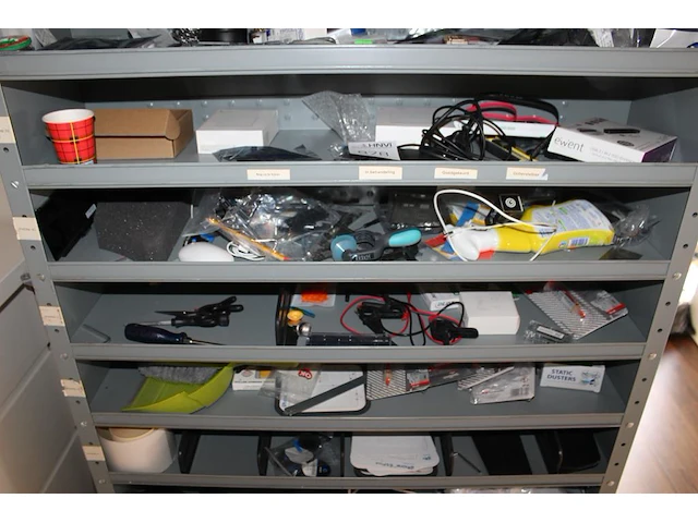 Inhoud schappenkast n877 w.o. diverse telefoon reparatie producten, sd kaarten, kabels enz. - afbeelding 3 van  4