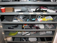 Inhoud schappenkast n877 w.o. diverse telefoon reparatie producten, sd kaarten, kabels enz. - afbeelding 3 van  4