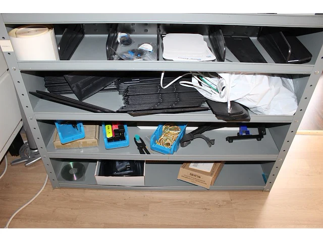 Inhoud schappenkast n877 w.o. diverse telefoon reparatie producten, sd kaarten, kabels enz. - afbeelding 4 van  4