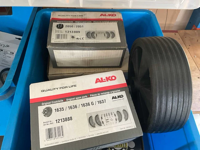 Inhoud stelling; bestaande uit diverse materialen voor campers - afbeelding 4 van  13