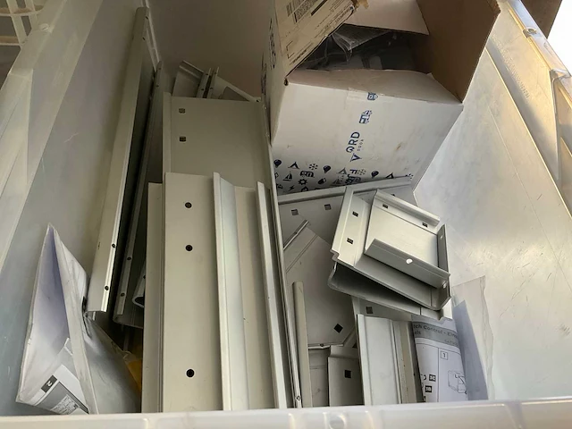 Inhoud stelling; bestaande uit diverse materialen voor campers - afbeelding 5 van  13