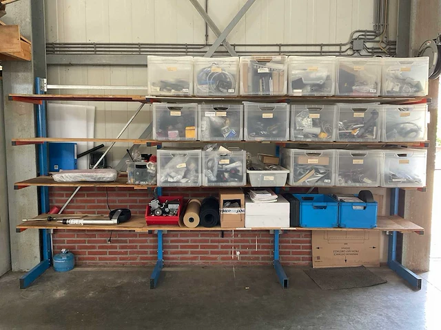 Inhoud stelling; bestaande uit diverse materialen voor campers - afbeelding 1 van  13