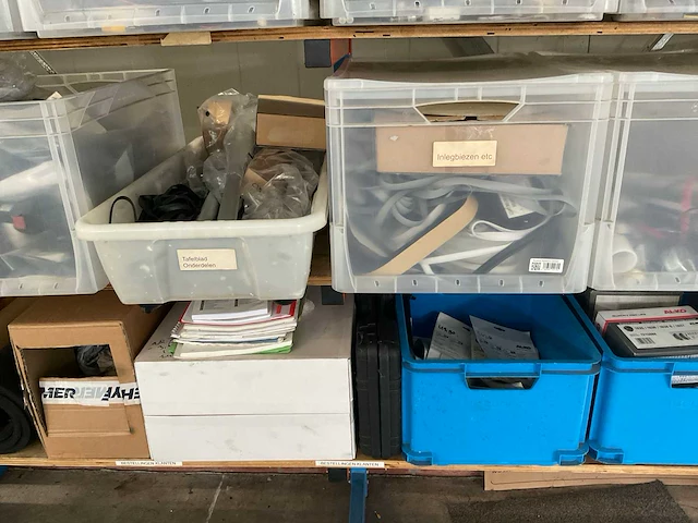 Inhoud stelling; bestaande uit diverse materialen voor campers - afbeelding 10 van  13