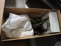 Inhoud stelling bestaande uit o.a. onderhoudsmiddelen, stekkerdozen, handgereedschap, parketlak, verf & scooter uitlaat - afbeelding 6 van  16
