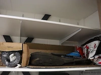 Inhoud stelling bestaande uit o.a. onderhoudsmiddelen, stekkerdozen, handgereedschap, parketlak, verf & scooter uitlaat - afbeelding 7 van  16